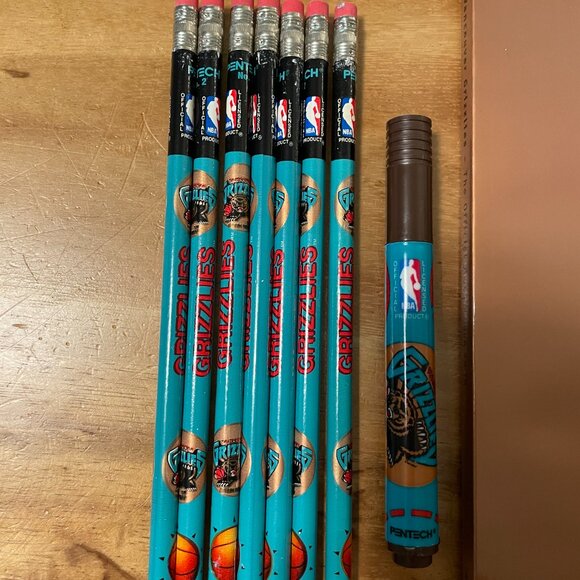 Vancouver Grizzlies Lot Official Book Doug Smith 1996 Vtg NBA Pencils Patch - Picture 2 of 6